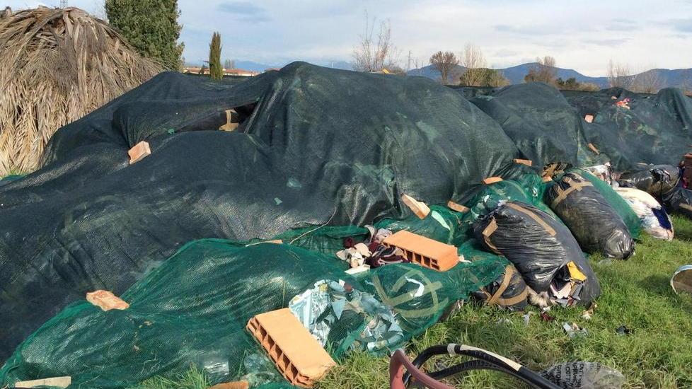 I cumuli di rifiuti tessili sequestrati in via del Nugolaio a Navacchio