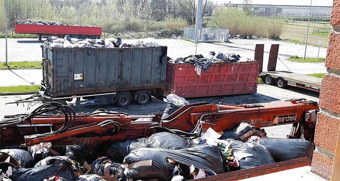 Tonnellate di rifiuti stipati in container in uno dei sequestri dalla polizia municipale di Prato