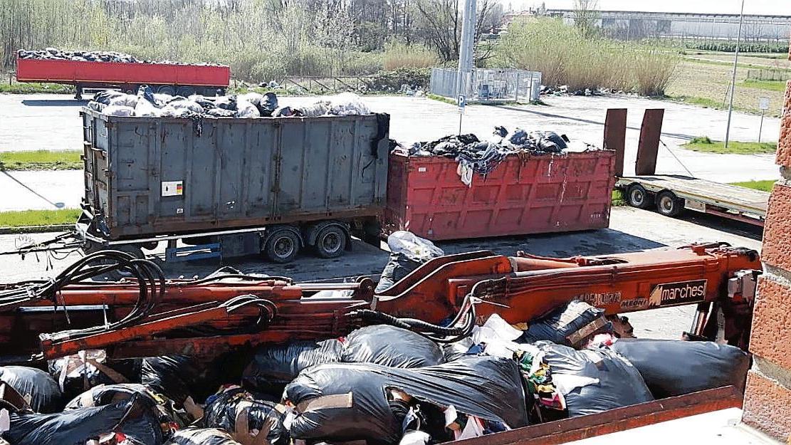 Tonnellate di rifiuti stipati in container in uno dei sequestri dalla polizia municipale di Prato