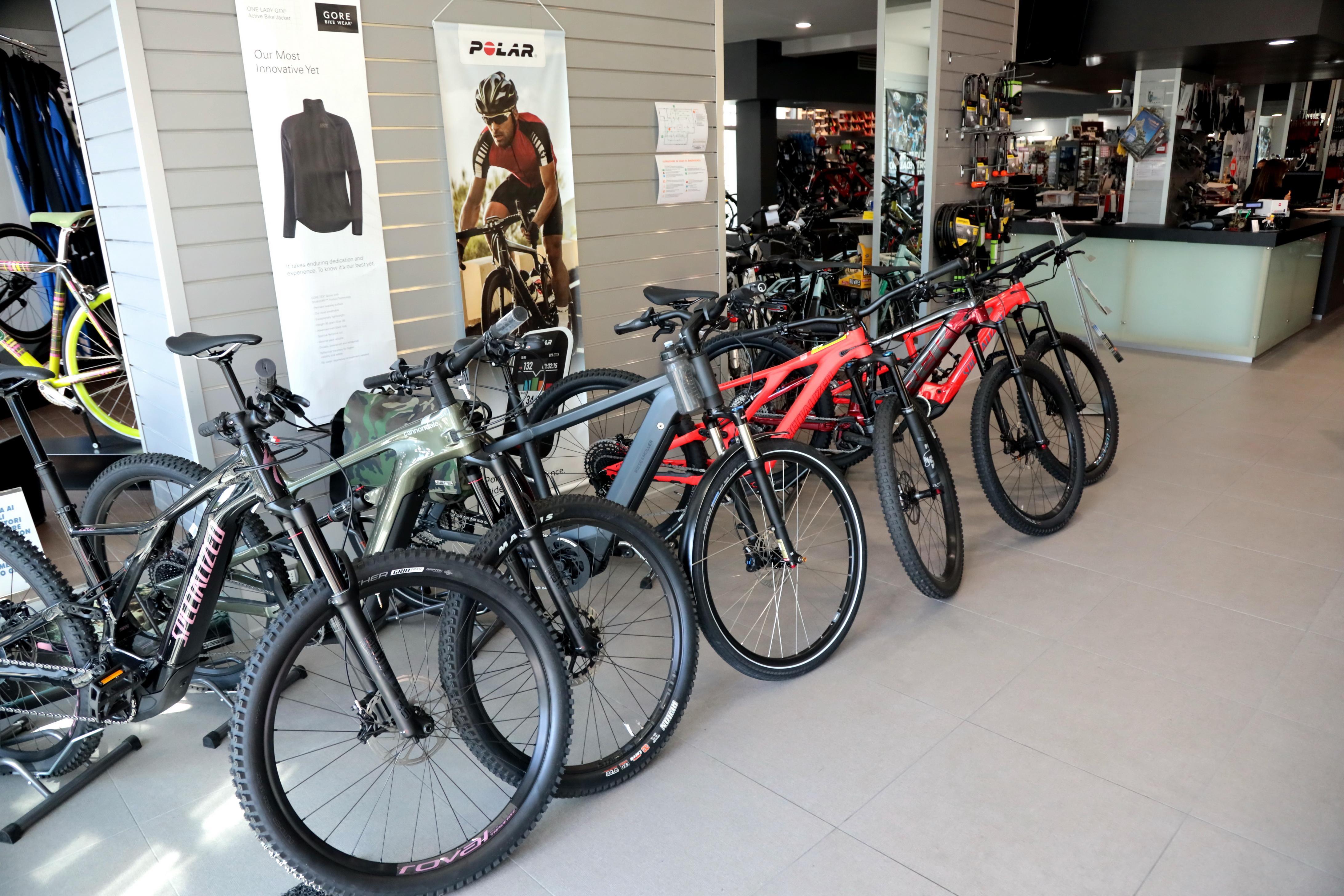 San Polo, ladri in azione in un negozio di bici: rubate cinque mountain bike 