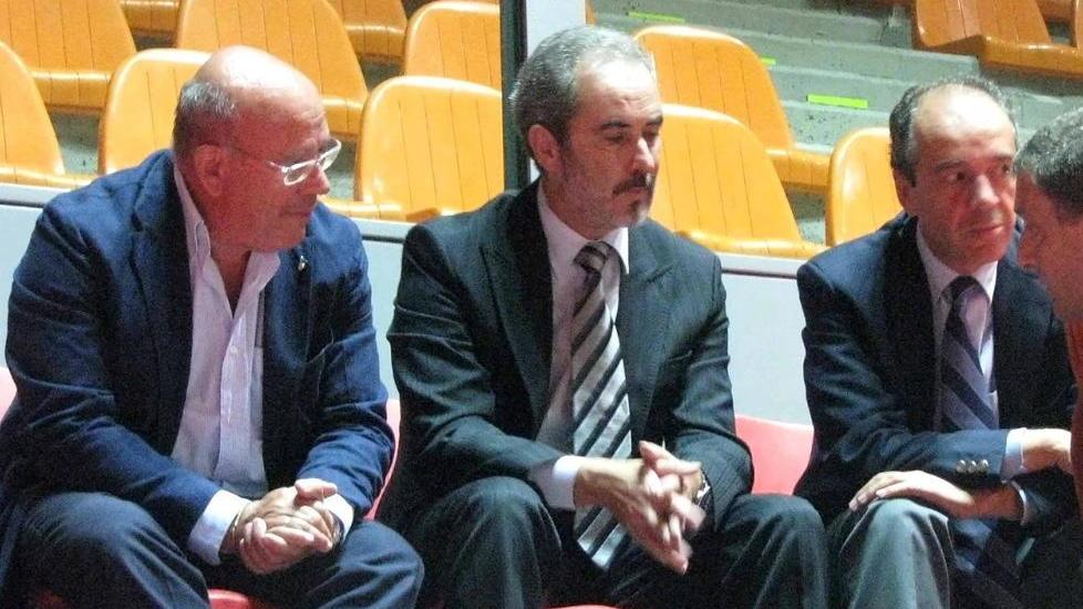 Da sinistra Fabio Del Nista, ex assessore al bilancio del Comune di Livorno, Valterio Castelli, ultimo presidente di Basket Livorno e Antonio Tamalio uno dei membri del Cda