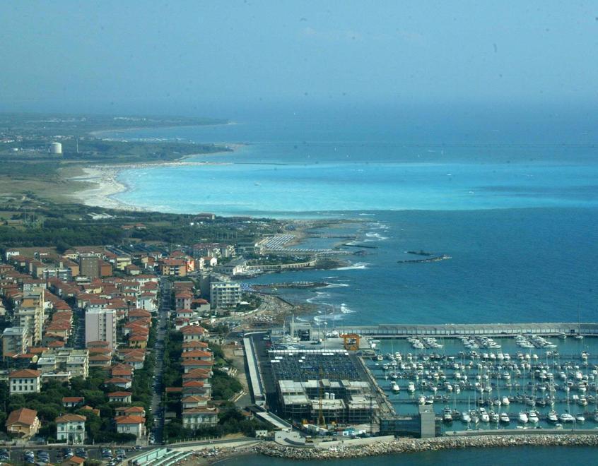 Una veduta dall’alto di Rosignano e delle Spiagge Bianche in una foto d’archivio