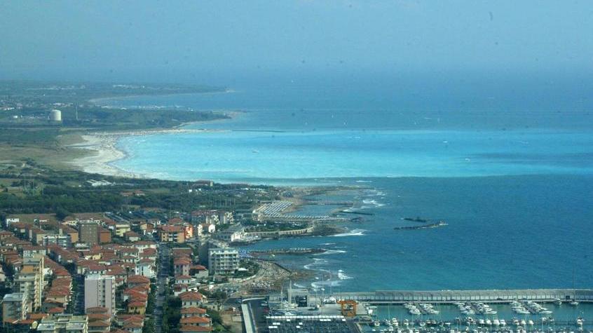 Una veduta dall’alto di Rosignano e delle Spiagge Bianche in una foto d’archivio