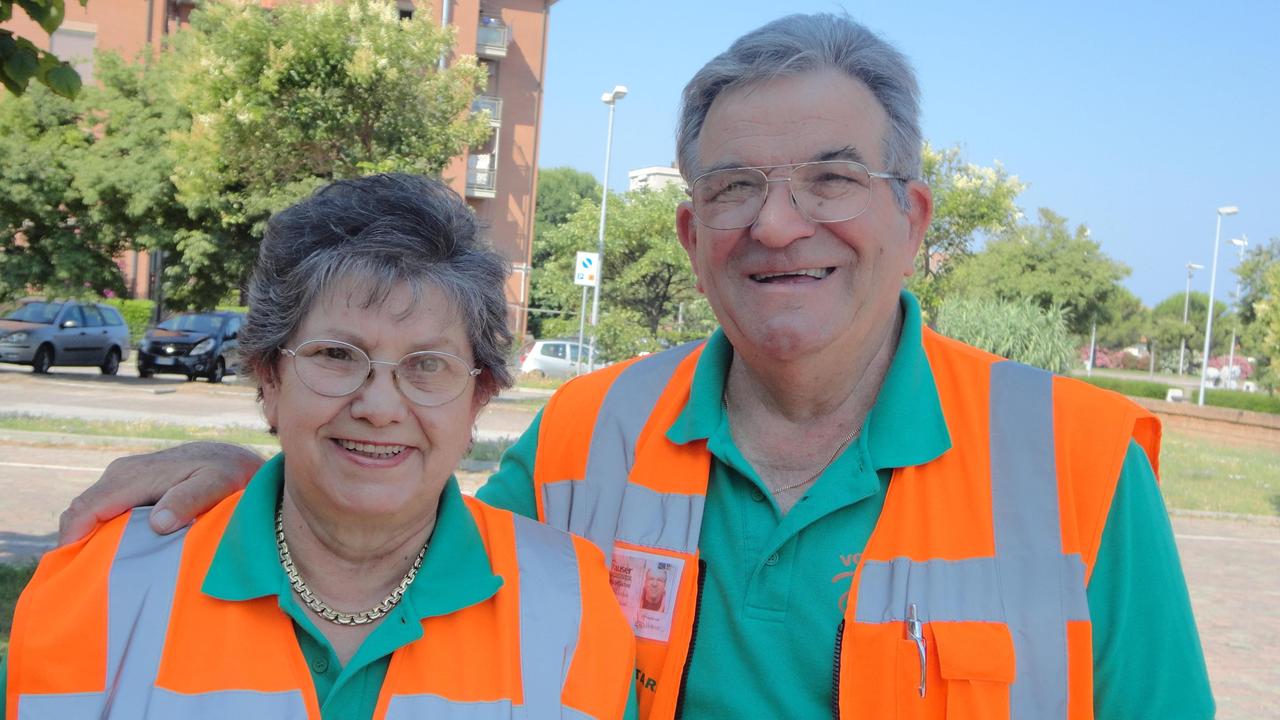 Graziella Cappalli e Stefano Cesario con il giubbotto dell’Auser