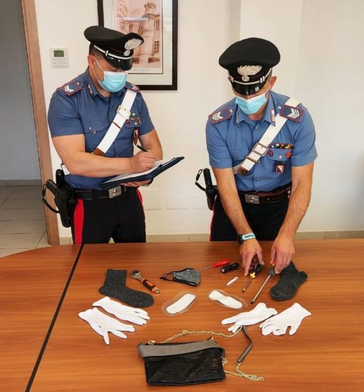 I carabinieri con gli attrezzi sequestrati