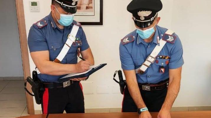 I carabinieri con gli attrezzi sequestrati