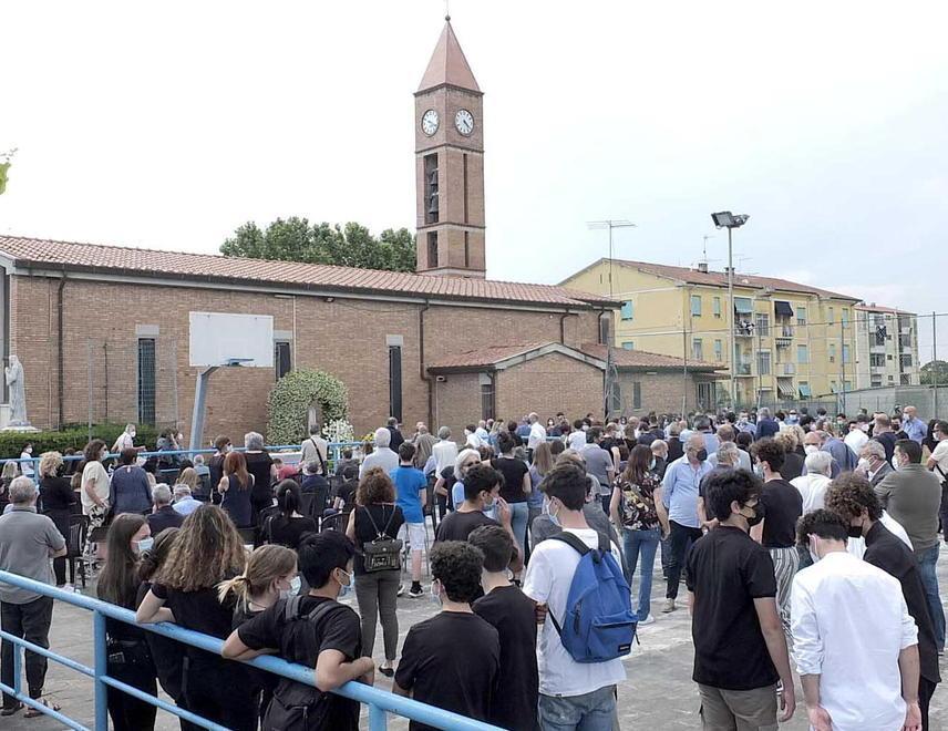 Morto a 16 anni, il dolore di Pisa: una folla piange Lorenzo 