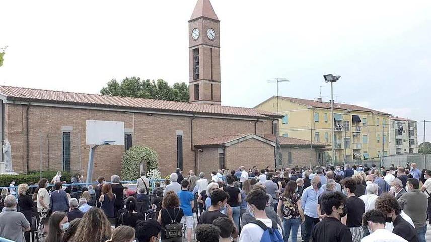 Morto a 16 anni, il dolore di Pisa: una folla piange Lorenzo