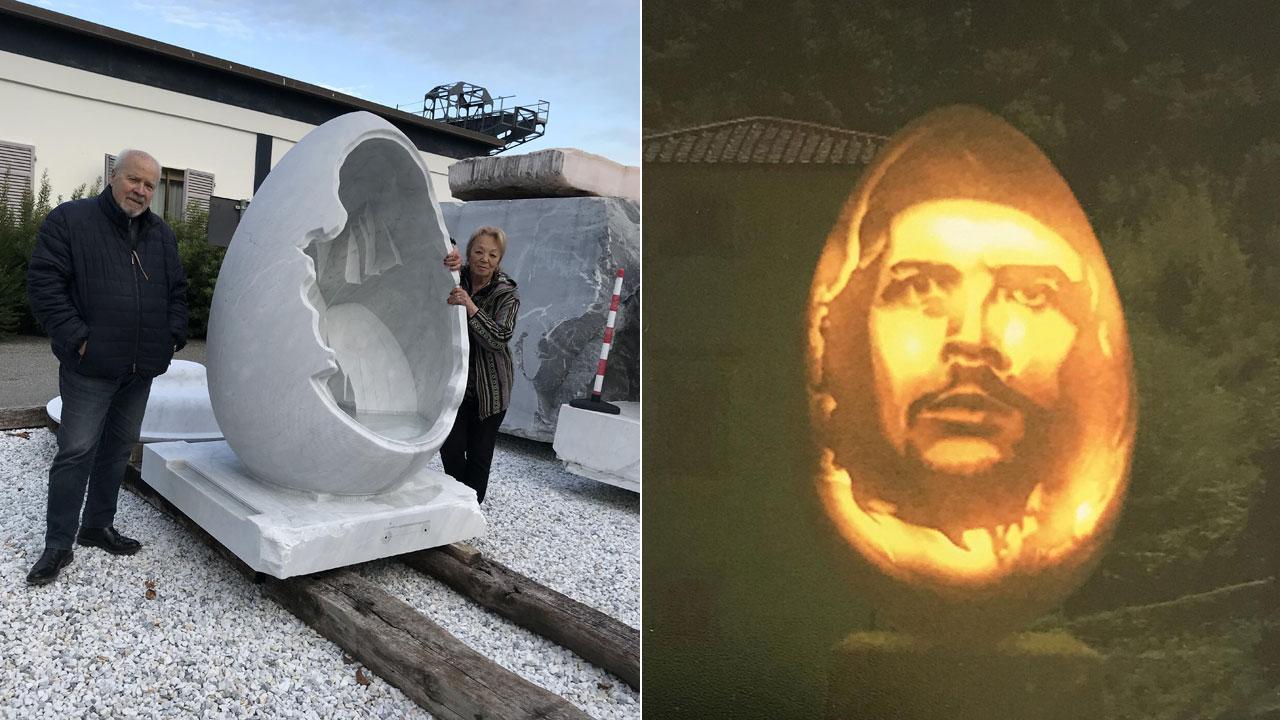 Giuseppe Bartolozzi e Clara Tesi con la loro opera e la statua illuminata