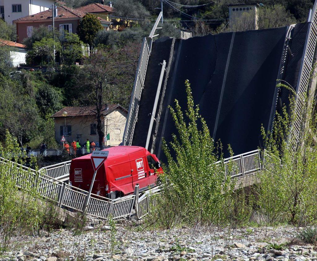 Il furgone caduto sull’alveo del fiume