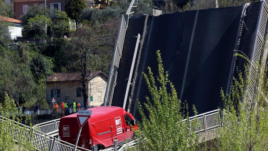 Il furgone caduto sull’alveo del fiume