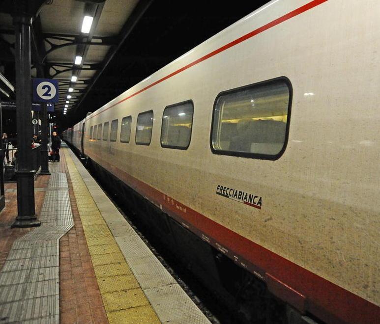 Un Frecciabianca di Trenitalia fermo in stazione