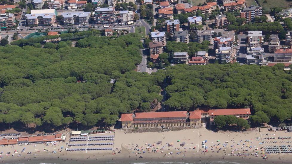 Una veduta aerea del litorale a sud di Follonica (Foto Enzo Russo)