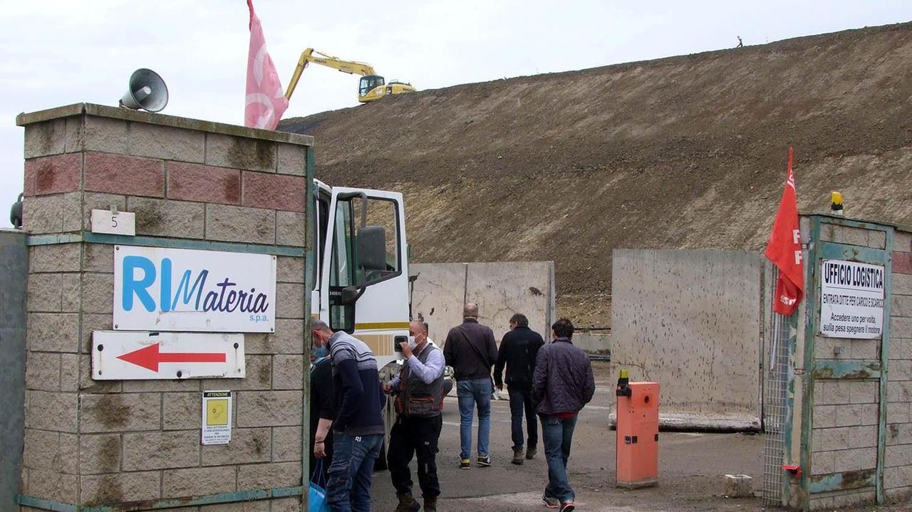 Lavoratori all’ingresso della discarica Rimateria (foto Paolo Barlettani)