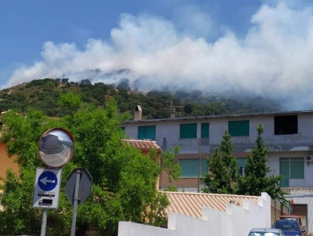 Enorme incendio minaccia il centro abitato di Arbus