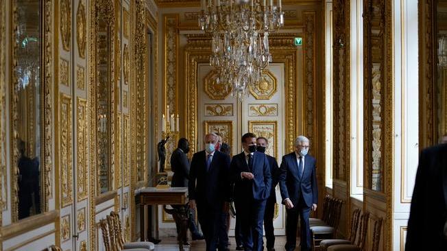 Francia, Macron inaugura l'Hotel de la Marine di Parigi