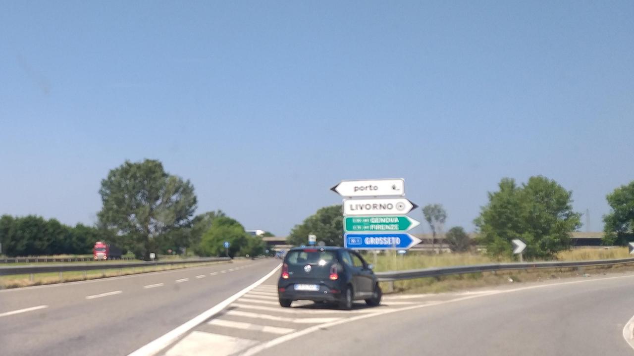 L'auto in retromarcia allo svincolo di Stagno della Fi-Pi-Li