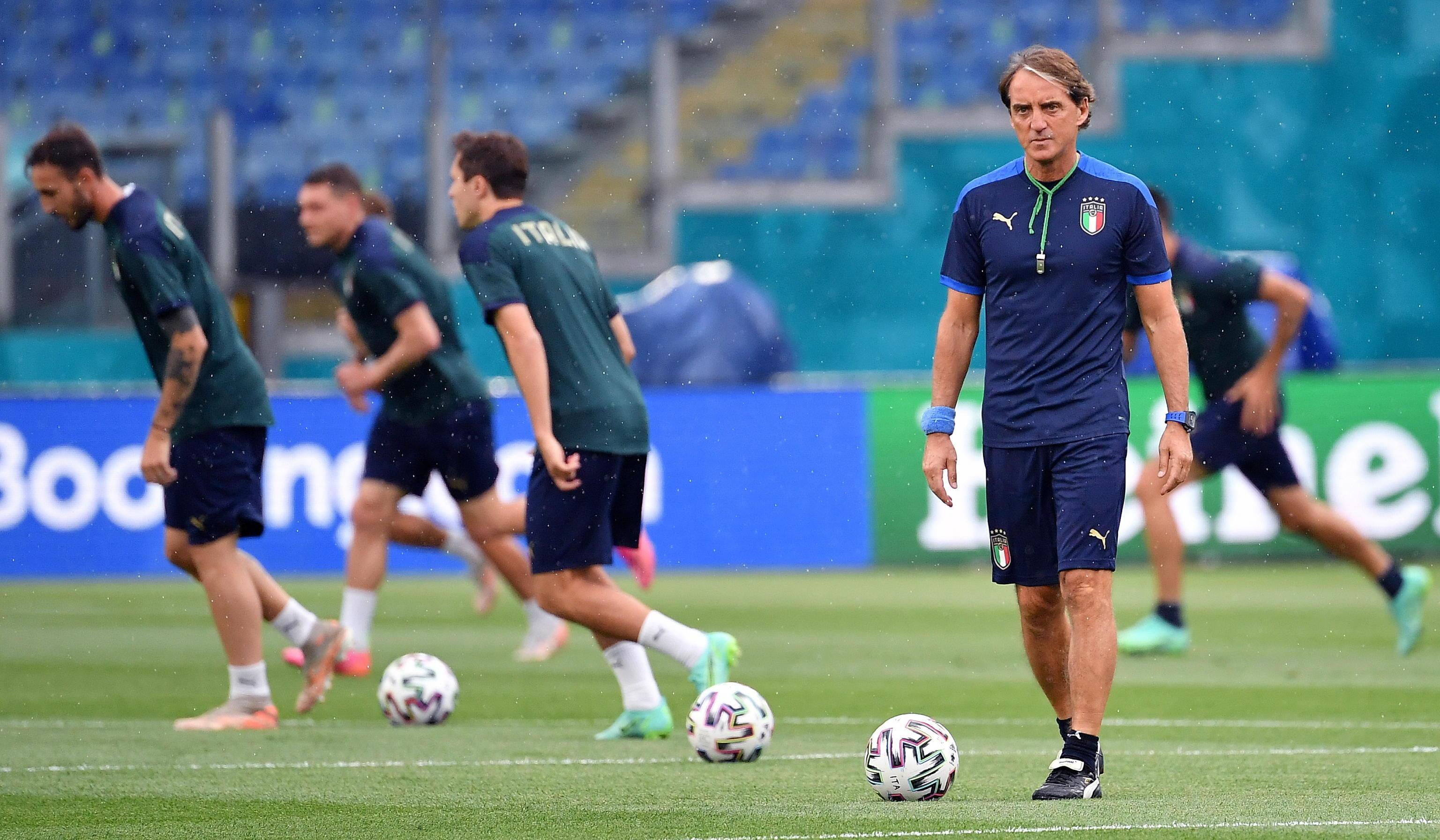 Mancini durante una seduta di allenamento degli azzurri all'Olimpico