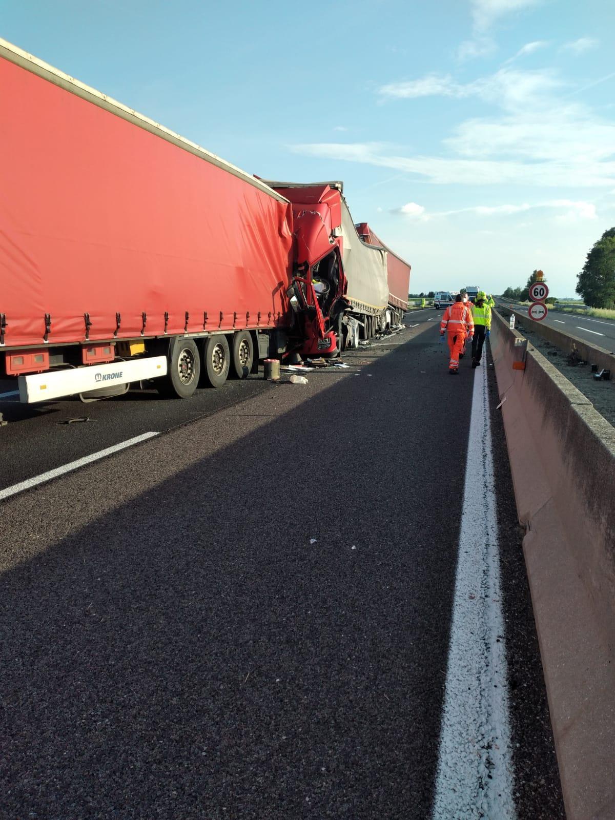 L'incidente tra mezzi pesanti che ha bloccato l'A13