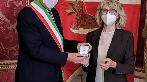 Il sindaco premia la dottoressa Paolini