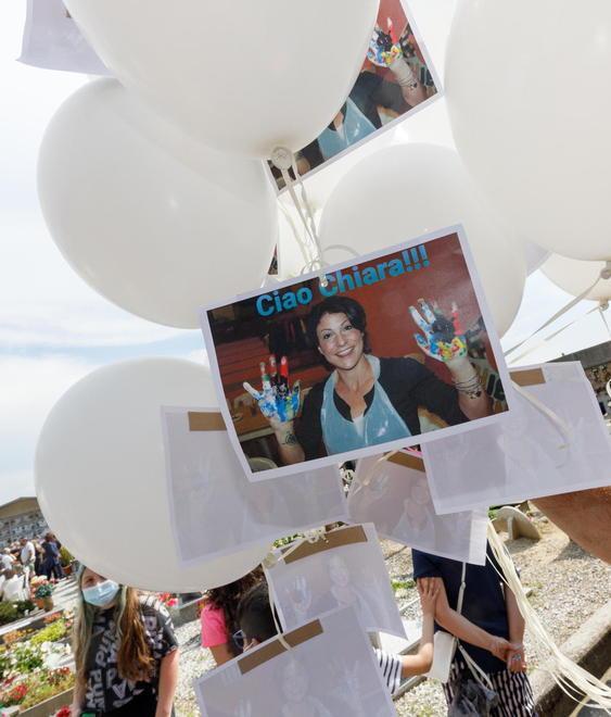 In centinaia per l’ultimo omaggio a Chiara 