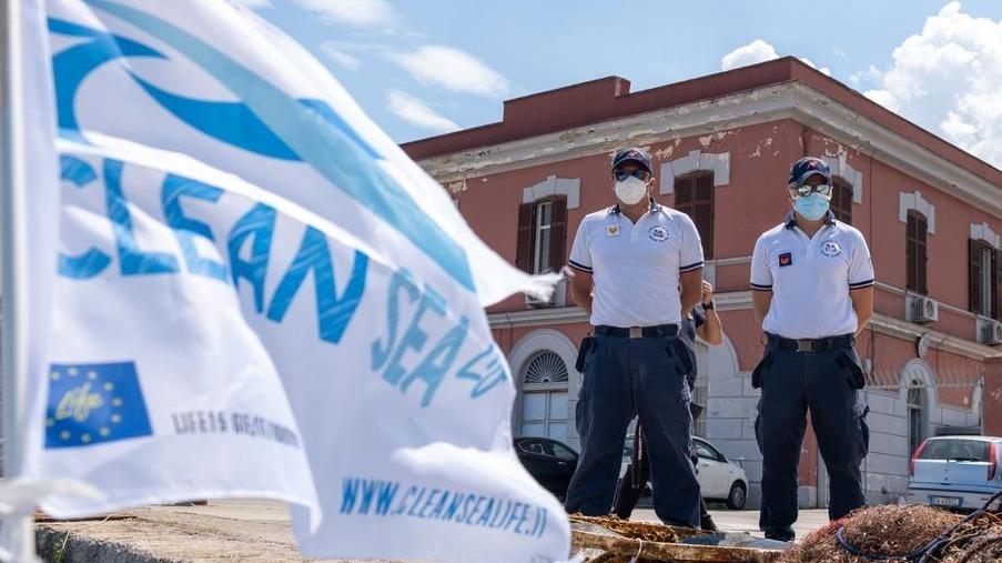 I sommozzatori della Capitaneria puliscono i fondali con “Mare pulito”