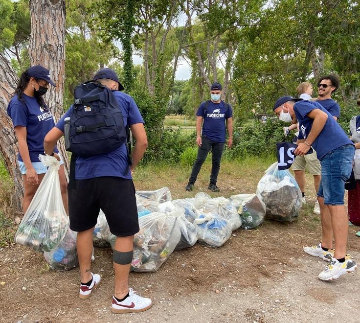 Plastic free “sbarca” sull’isola e raccoglie 150 chili di rifiuti