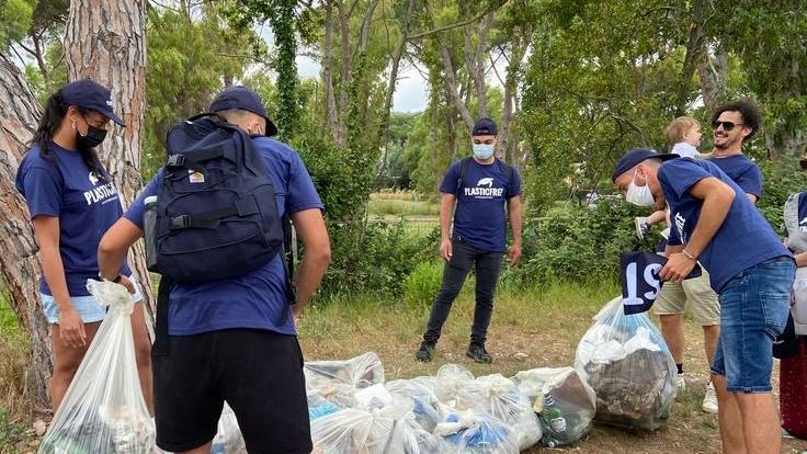 Plastic free “sbarca” sull’isola e raccoglie 150 chili di rifiuti