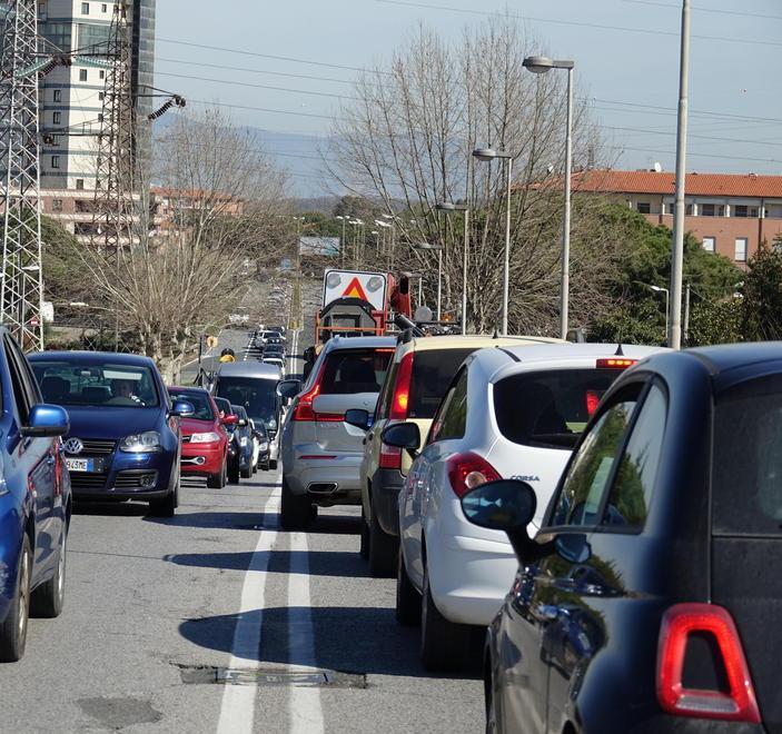 Divieto di transito fino alle 18 in via degli Acquedotti 