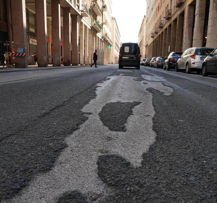 Nuovo semaforo davanti al bar Sole e in piazza torna la fermata del bus