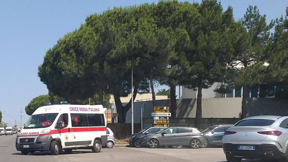 Si schiaccia una mano con il macchinario: 29enne all’ospedale