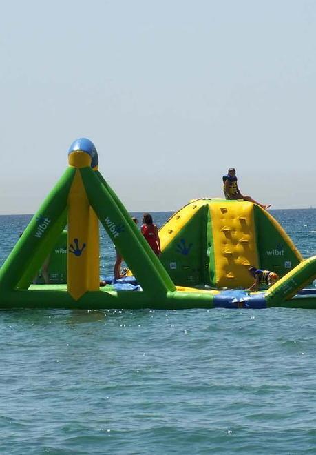 Gonfiabili in mare in zona Gineprino «Scelta sbagliata e contro l’ambiente» 