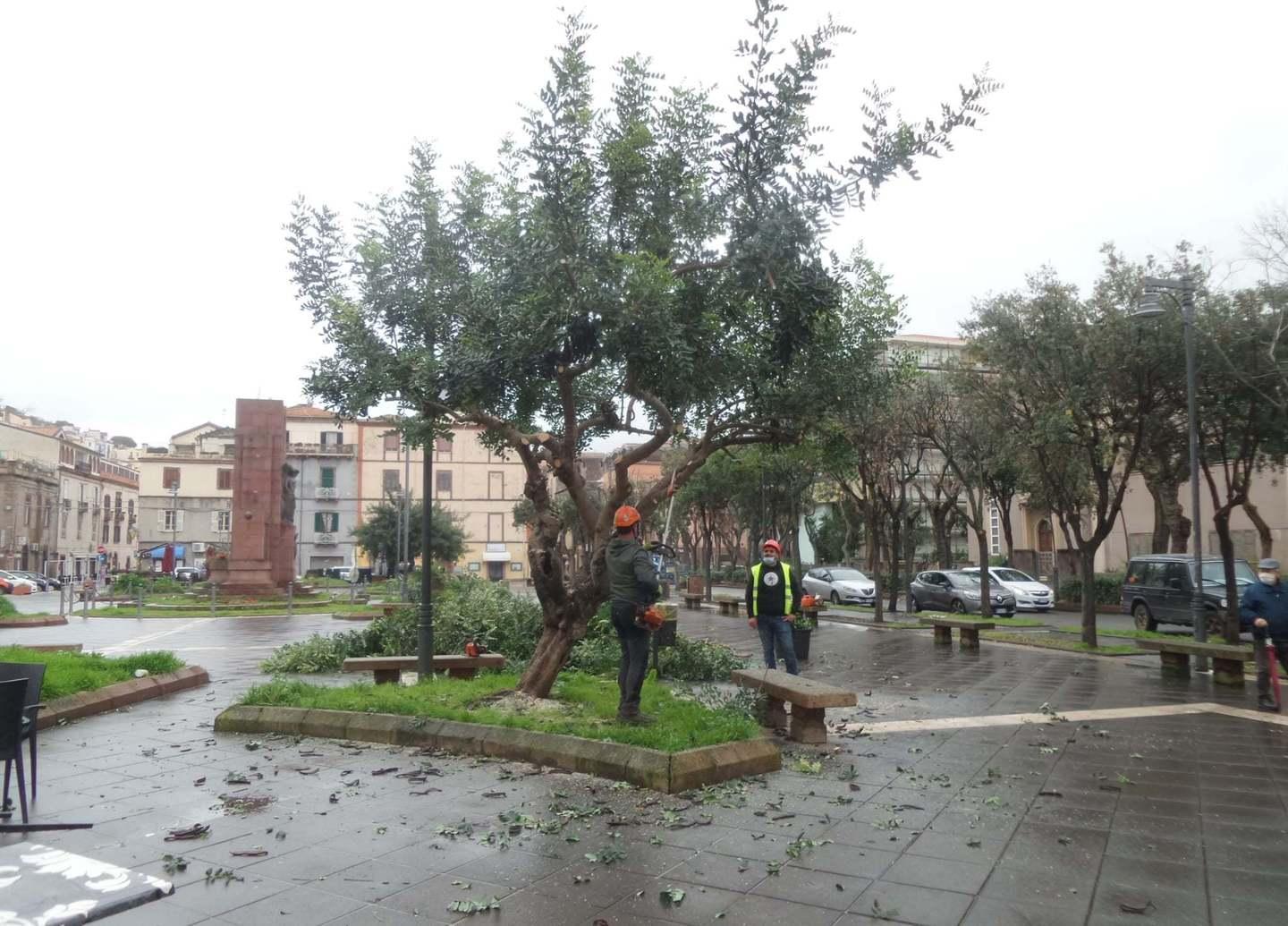 Bosa dà il via alla cura del verde 