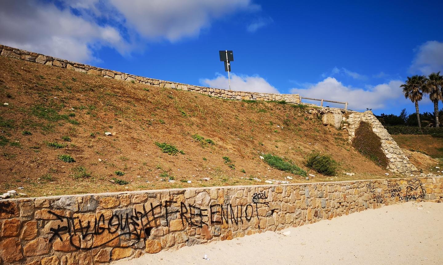 Imbrattato il muretto della spiaggia
