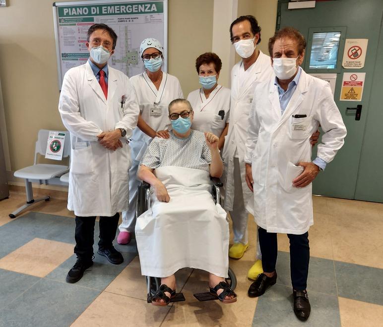 Modena, il racconto della donna salvata al Policlinico: «Lo scoppio in casa? Colpa di bombole spray» 