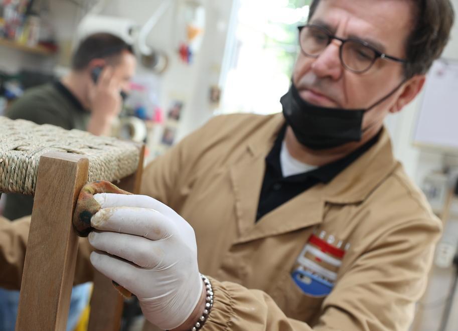 Modena. Gli artigiani del mobile: Tiziano e Riccardo, maestri che ridanno vita alle sedie 