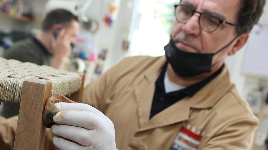 Modena. Gli artigiani del mobile: Tiziano e Riccardo, maestri che ridanno vita alle sedie