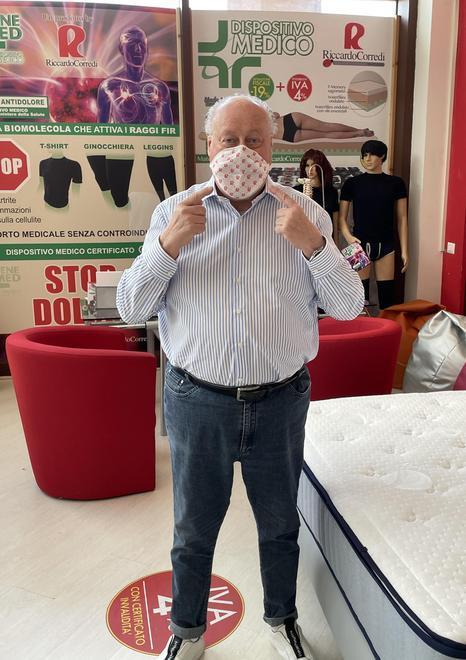 Riccardo Porciani ("Riccardo Corredi") nel suo negozio a Pietrasanta