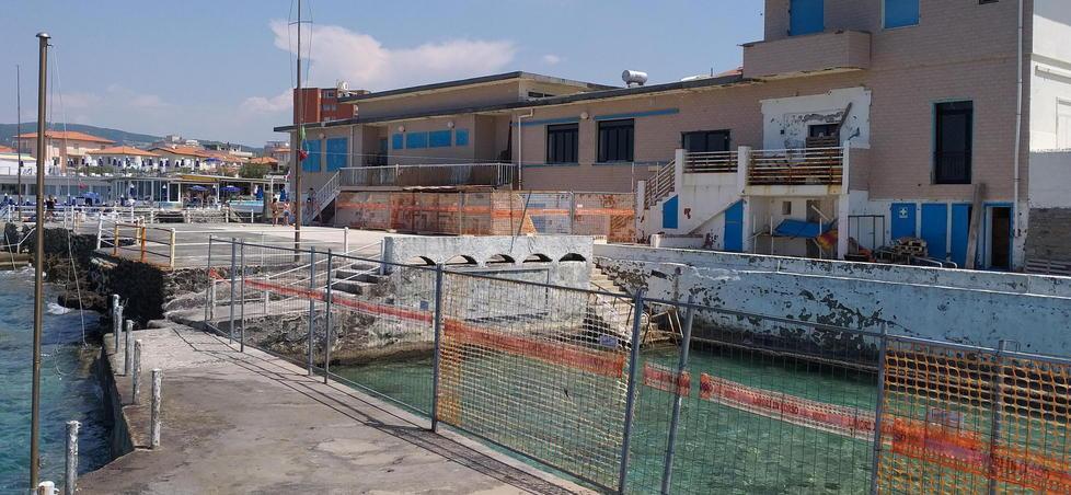 Le recinzioni sistemate dal Comune attorno allo stabile e alla piscina dei bagni Sirena perché valutati non in sicurezza per i bagnanti