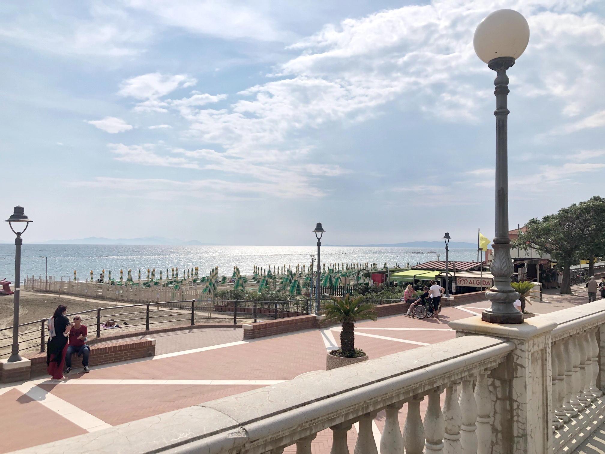 Fermatevi qui e baciatevi: a Follonica le tre “kiss zone” che invitano a stare vicini 