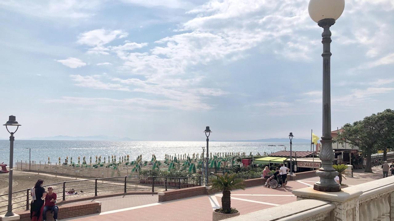 Fermatevi qui e baciatevi: a Follonica le tre “kiss zone” che invitano a stare vicini