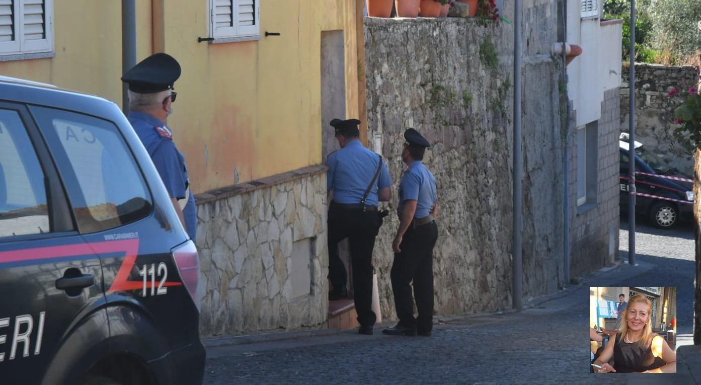 Nella foto di Francesco Pinna, i carabinieri entrano nella casa del compagno di Marina Castangia (nel riquadro)