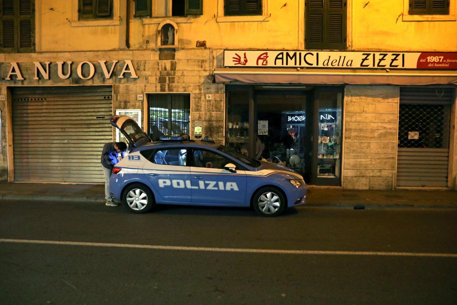 Una volante della polizia di Stato in corso Amedeo (foto Marzi/Archivio Tirreno)