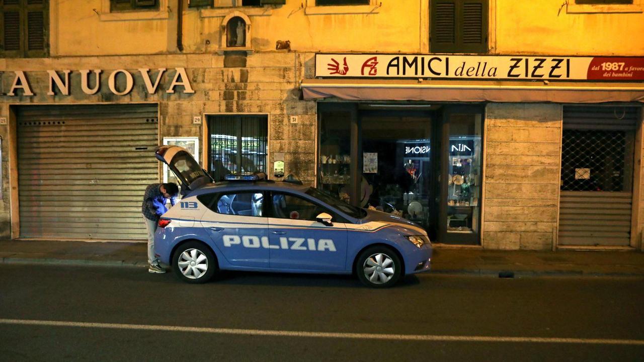 Una volante della polizia di Stato in corso Amedeo (foto Marzi/Archivio Tirreno)
