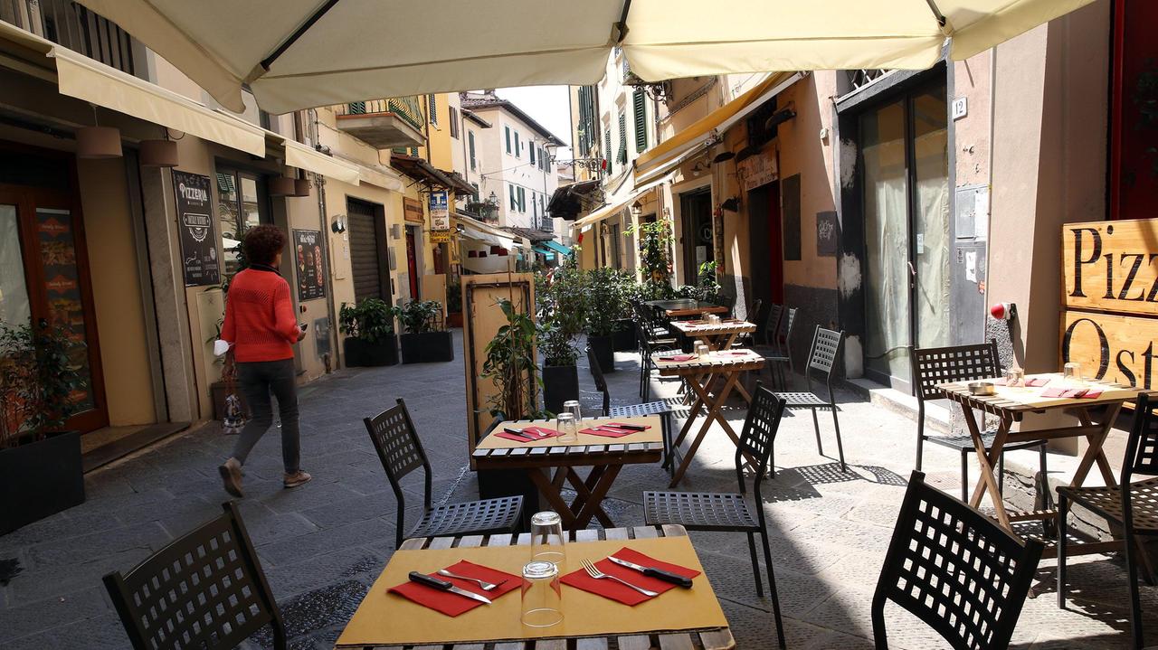 Pistoia e l'invasione di tavoli in centro: i numeri di un boom