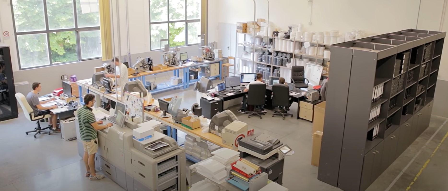 Un interno di Etichetta 2000, azienda grafica di Campo Tizzoro
