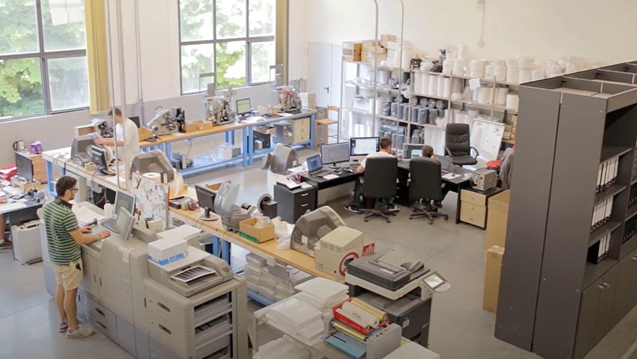 Un interno di Etichetta 2000, azienda grafica di Campo Tizzoro