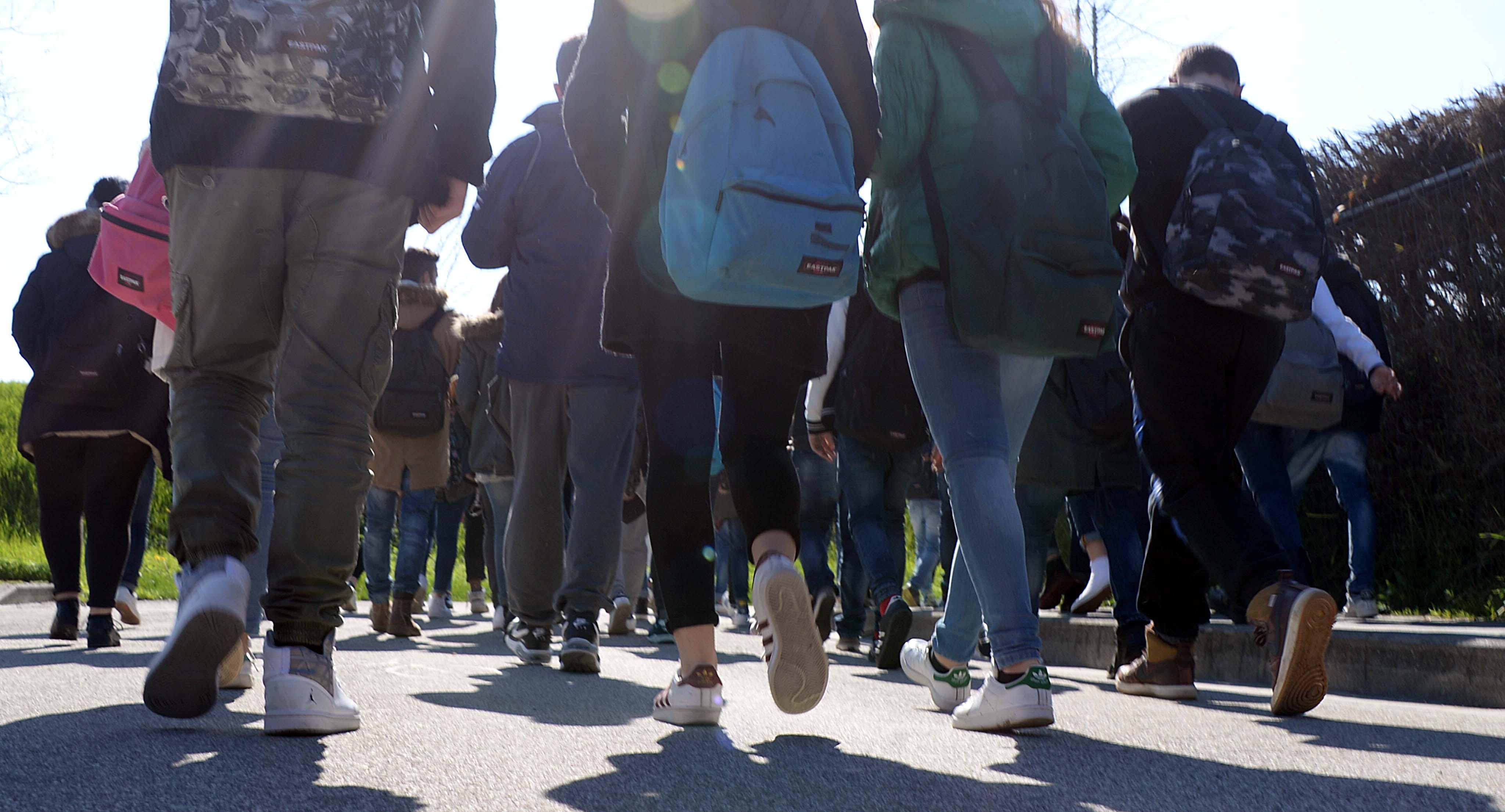 Studenti all'uscita da scuola (foto repertorio)