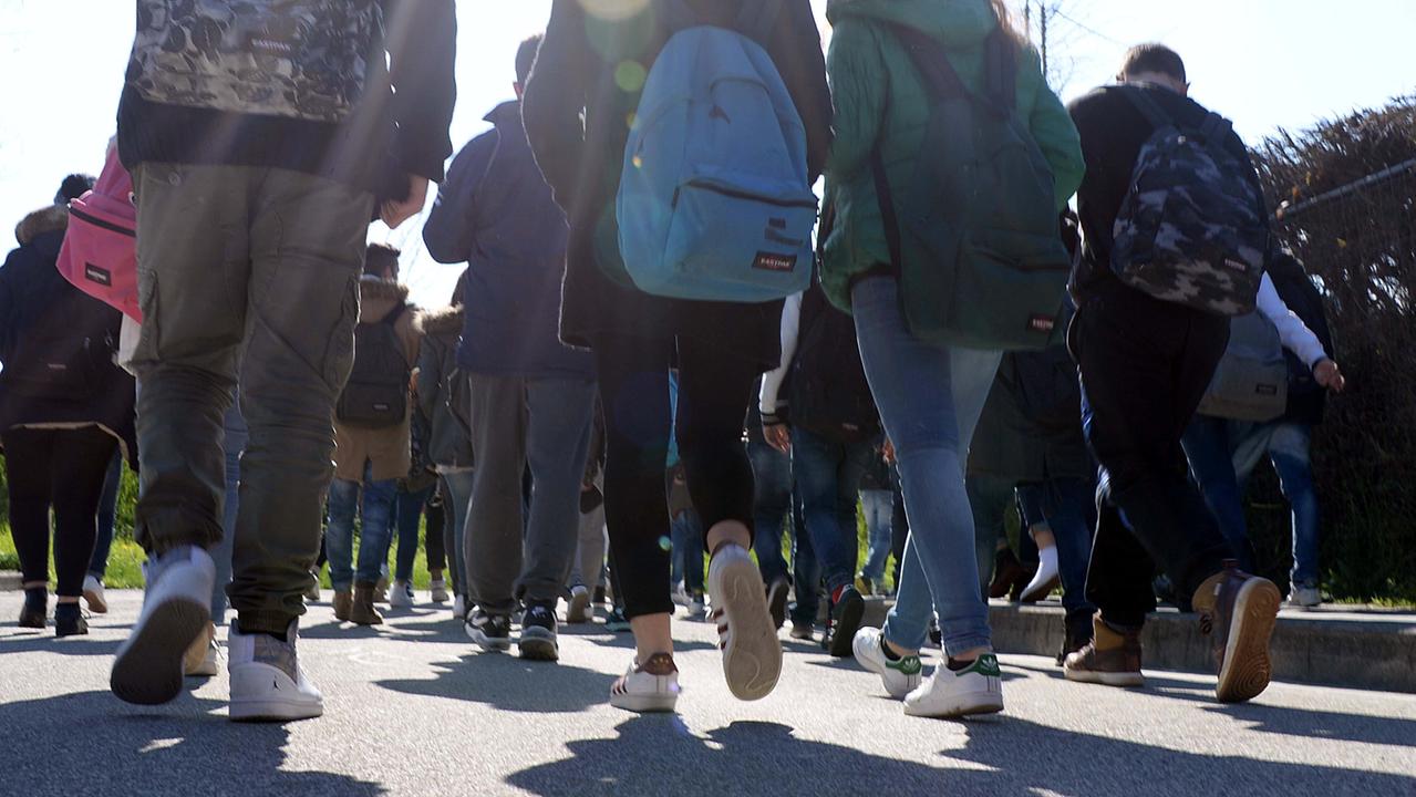 Studenti all'uscita da scuola (foto repertorio)