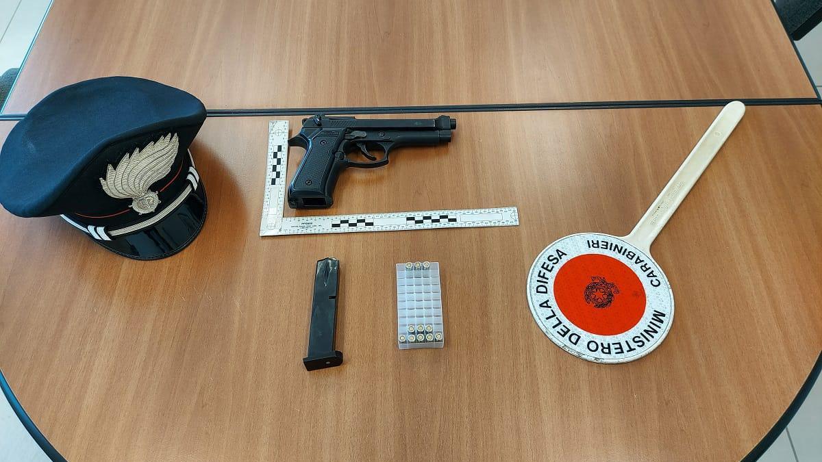 Il materiale sequestrato dai carabinieri di Follonica